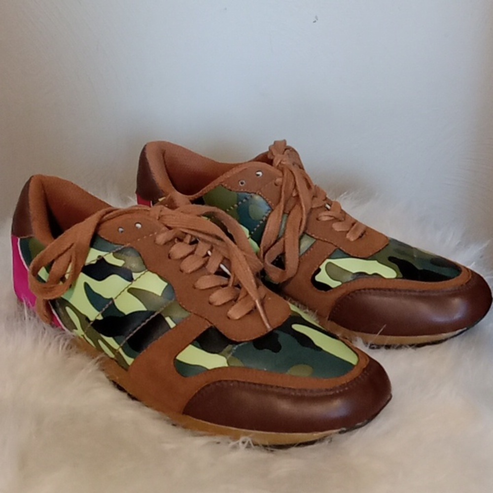 Multiple color sneaker
